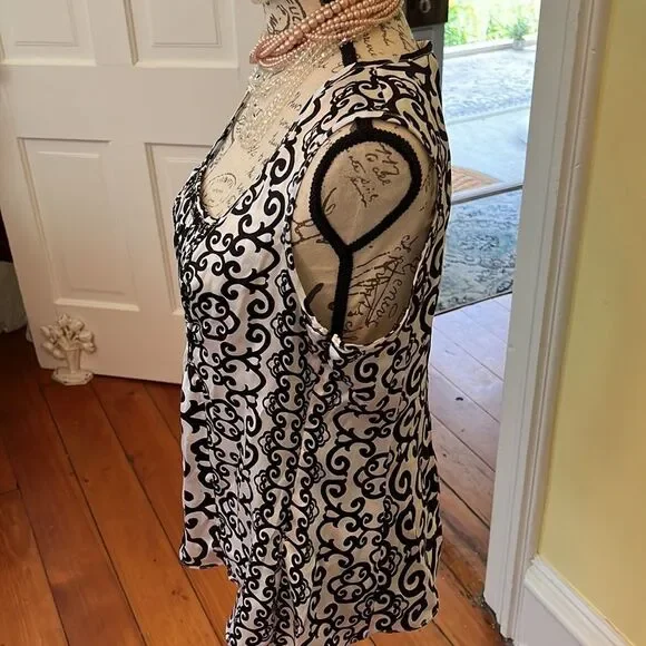 Gorgeous EUC SZ M WHBM 💯 Silk Ivory & Black Scroll Design Top - Picture 5 of 9